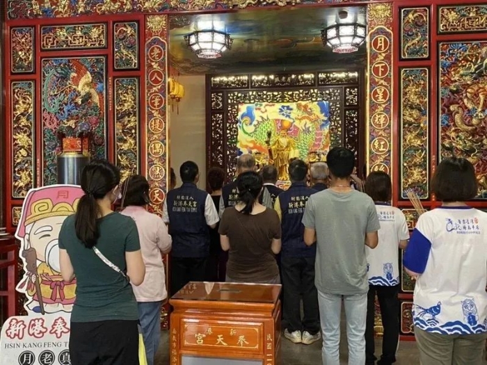 9月10日，嘉義縣新港奉天宮中，未婚善男信女祭拜月老。圖片來源：台灣聯合新聞網