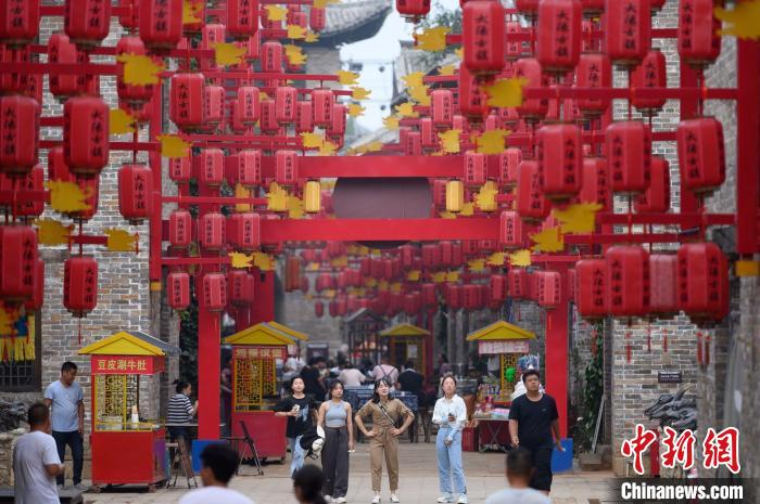 漫步大阳古镇。　韦亮 摄
