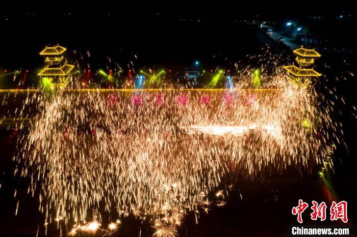 大阳古镇，漫天缤纷的“铁花雨”，在夜空中璀璨绽放，惊艳绝伦。　韦亮 摄