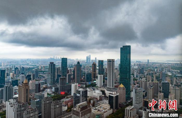 13日，受台风“梅花”中间影响的南京上空。　泱波 摄