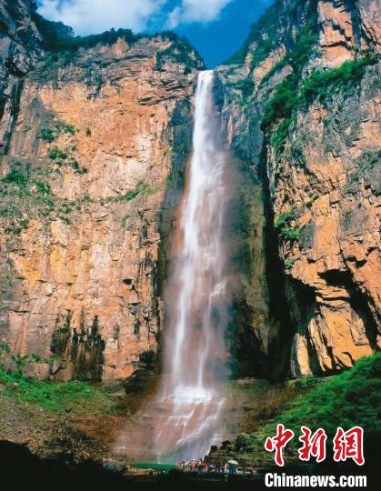 云台天瀑，奔泄千里。图片来源：台湾《经济日报》
