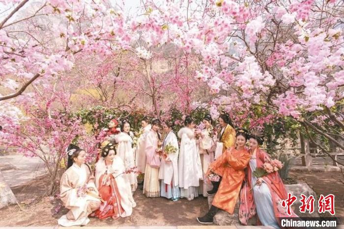 云台山汉服花朝节，人比花娇。图片来源：台湾《经济日报》