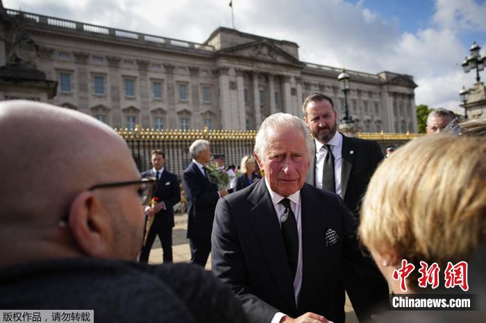 当地时间2022年9月9日，英国伦敦，国王查尔斯三世在白金汉宫外迎接哀悼者。