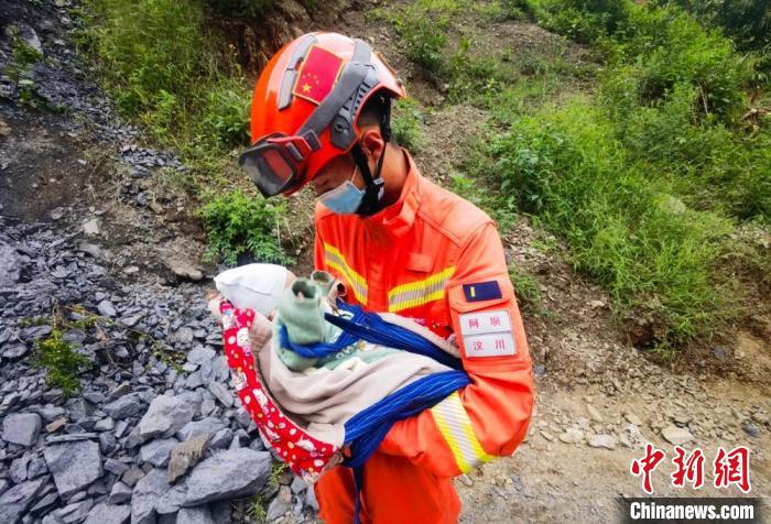 “汶川哥哥”張自立參與瀘定地震救援，搜救出一名2月大嬰兒。　彭科 攝