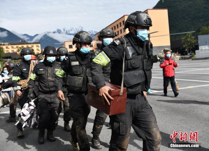 由于余震不断，天气骤变，8日中午卫星电话断联。9月9日9时，卫星电话终于拨通，救援指挥部和滞留孤岛的24名特警取得联系，他们累计失联21小时。张浪 摄