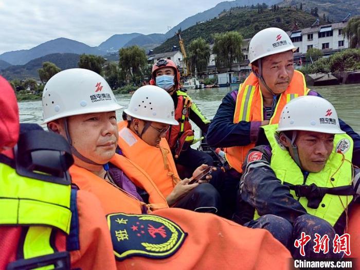 消防救援力量用衝峰舟送盛屯集團人員前往挖角村。　鄭竺青 攝