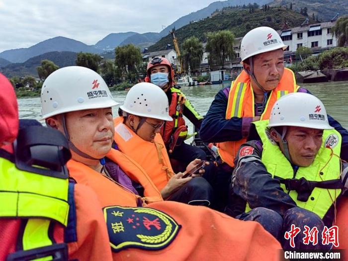 消防救援力量用冲峰舟送盛屯集团人员前往挖角村。　郑竺青 摄