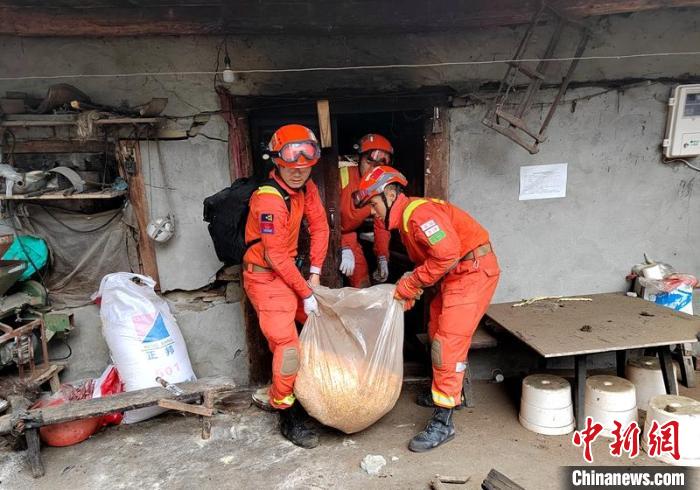 森林消防員協助村民搬運糧食等物資。　四川森林消防供圖