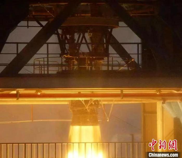 图为液体火箭发动机进行试验。　航天科技六院供图