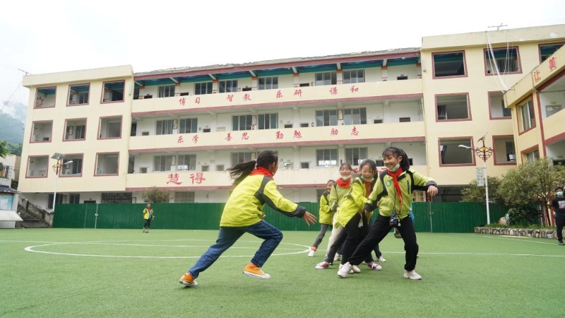 9月14日，课间，学生在泸定县得妥镇中心小学校活动。新华社记者 尹恒 摄