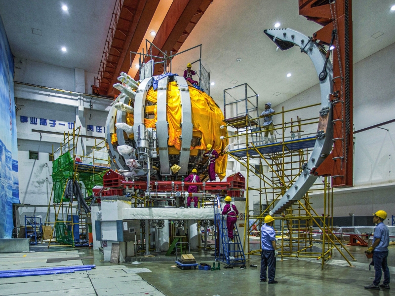 2020年7月19日，中核集团核工业西南物理研究院的工作人员在安装调试中国环流器二号M装置（HL-2M）时进行环向场线圈外弧段吊装工作。（图源：新华社）