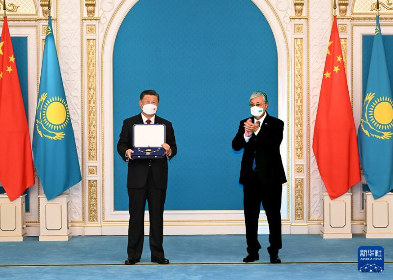 国家主席习近平在努尔苏丹总统府接受哈萨克斯坦总统托卡耶夫授予“金鹰”勋章
