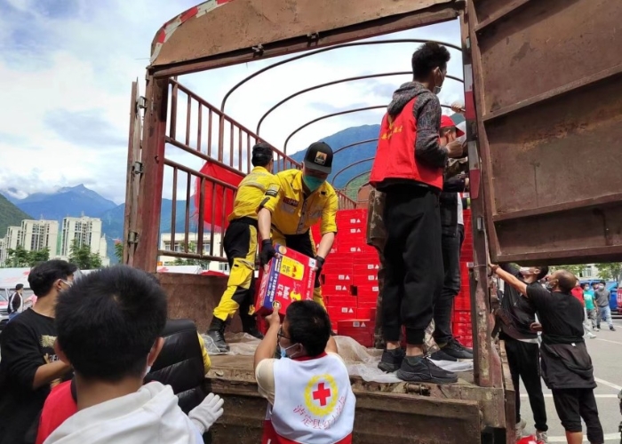 公羊救援隊搬運救災物資。民建四川省委供圖