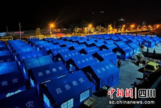 迅速下达救灾资金，设置地震临时安置点。四川省财政厅 供图