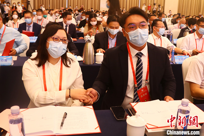 圖為簽約代表在合作項目簽約儀式後握手。 <a target='_blank' href='/'>中新社</a>記者 劉佔昆 攝
