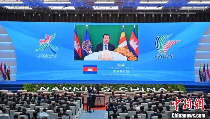 图为柬埔寨首相洪森在第19届中国—东盟博览会、中国—东盟商务与投资峰会开幕大会上发表视频致辞。　俞靖　摄
