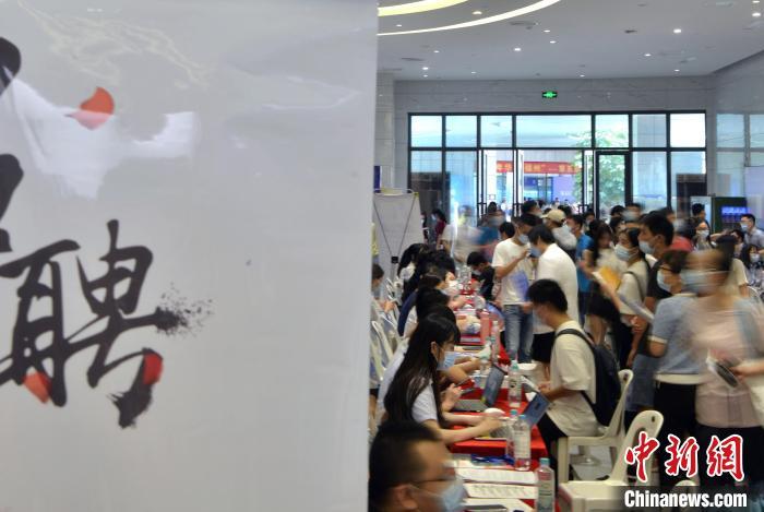资料图：图为毕业生在招聘会上了解岗位信息。这不仅是从促进就业的维度考量	
，</p><p style=