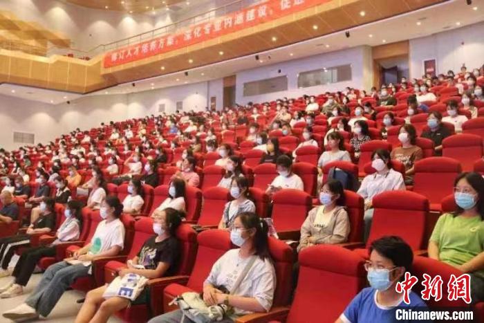 天津中医药大学2022级全体本科生、研究生通过现聆听和视频直播的形式参加了学习 天津中医药大学供图