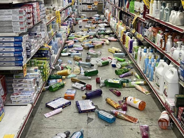 图为台东一处卖场物品掉落。 图片来源台湾“中央社” 卢太城 摄 