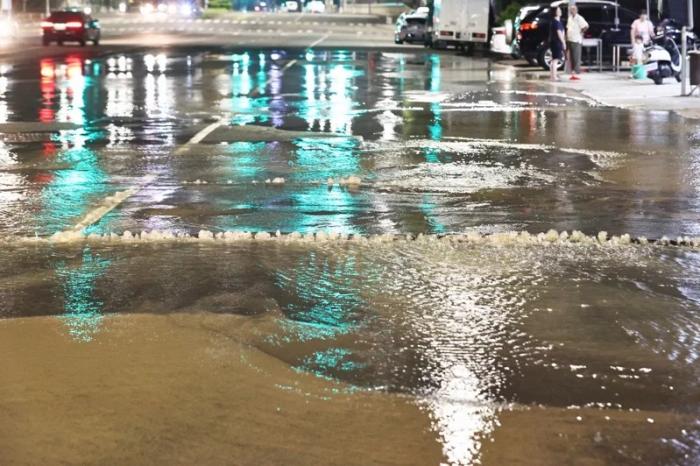高雄有水管主干线破裂，大量自来水不断涌出。图片来源：台湾联合新闻网 刘学圣 摄