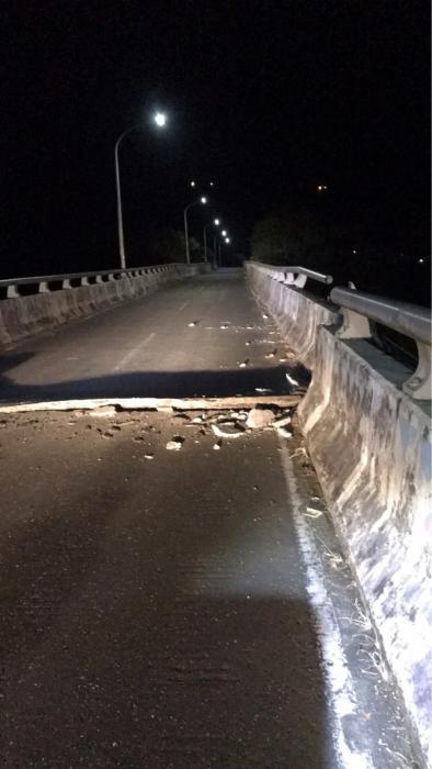鹿野乡宝华桥因为地震摇晃错位。图片来源：台湾联合新闻网