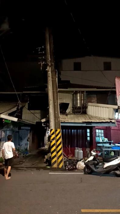 花莲南区玉里镇受地震影响，有电线杆位移。图片来源：台湾联合报 玉里镇公所提供