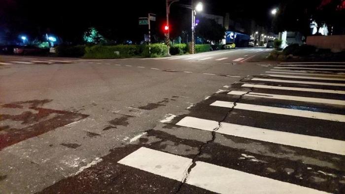 花莲南区玉里镇受地震影响，多条道路龟裂。图片来源：台湾联合报 玉里镇公所提供