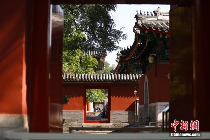 9月16日，素有“京西小故宫”美誉的北京万寿寺重新对公众开放。本次开放，万寿寺内的北京艺术博物馆设五个基本陈列，展示馆藏各类文物精品350余件，其中珍贵文物60余件。万寿寺位于北京市海淀区高梁河(长河)北岸，始建于明万历五年(1577年)。历经明清两朝的兴建、扩建，形成了集寺院、园林、皇家行宫于一体的大型古代建筑群。2017年，为迎接万寿寺历史上第五次大型修缮工程，北京艺术博物馆闭馆，本次修缮施工面积超9000平方米。图为万寿寺内景。 <a target='_blank' href='/'>中新社</a>记者 富田 摄