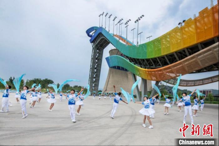 广场舞《一起向未来》。　北京市文旅局供图