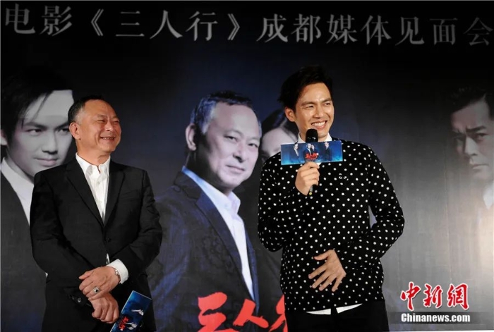 2016年6月，杜琪峰携主演钟汉良在成都为影片《三人行》宣传造势。刘忠俊 摄

