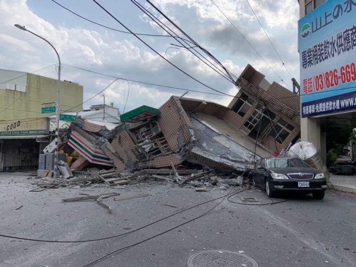 花蓮玉裏鎮一處7-11樓房倒塌，警方表示傷亡未明。圖片來源：台灣“中央社”