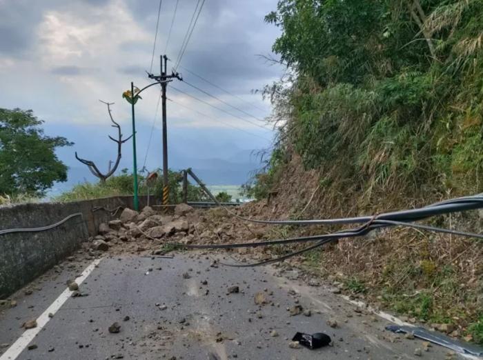 花莲县赤科山联外产业道路坍方中断，山上大批游客受困。 图片来源台湾联合新闻网 李光滨提供