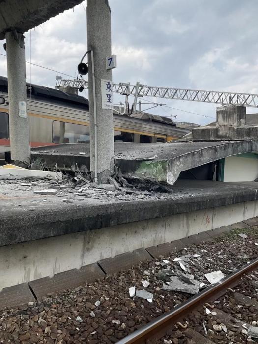 台铁东里站受损。图片来源：台湾联合报