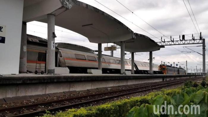 台東富裏東裏車站今天下午發生地震後，月臺倒塌、列車傾斜。記者卜敏正／攝影 