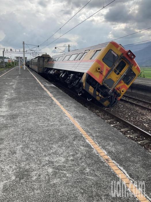 台東富裏東裏車站今天下午發生地震後，月臺倒塌、列車傾斜。記者卜敏正／翻攝