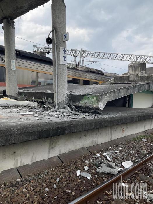 台东富里东里车站今天下午发生地震后，月台倒塌、列车倾斜。记者卜敏正／翻摄