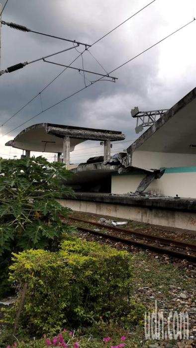 台东富里东里车站今天下午发生地震后，月台倒塌、列车倾斜。记者卜敏正／摄影