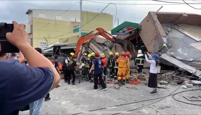 花蓮玉裏鎮中山路一超市倒塌4人受困，已救出3人，還有1人仍在搜救中。圖片來源：台灣聯合報