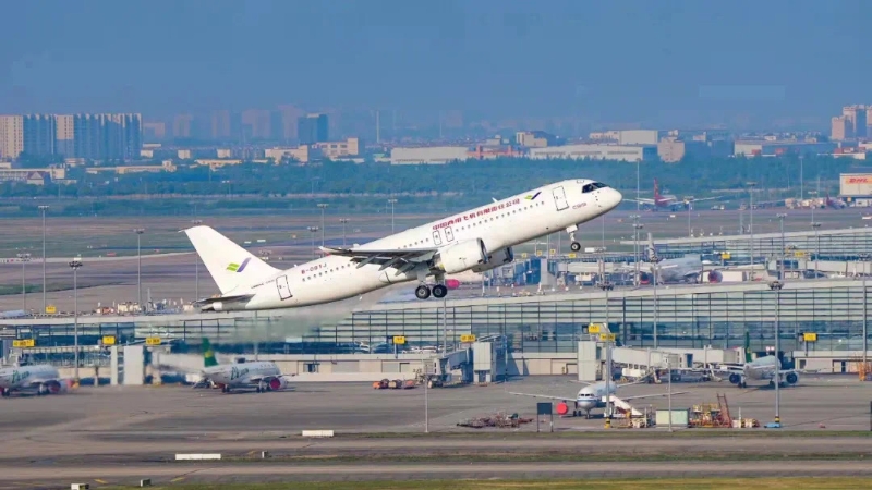 2022年5月14日6时52分，编号为B-001J的C919大飞机从上海浦东机场第4跑道起飞，于9时54分安全降落，标志着中国商飞公司即将交付首家用户的首架C919大飞机首次飞行试验圆满完成。（图源：新华社）