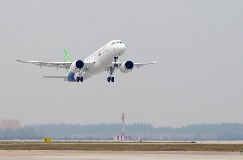 2017年5月5日，国产大型客机C919在上海浦东国际机场首飞成功。（图源：新华社）