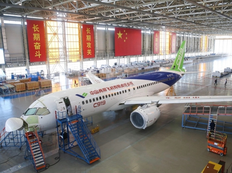 2018年2月13日，C919大型客机102架机停放在中国商飞公司上海飞机制造有限公司总装车间内。（图源：新华社）