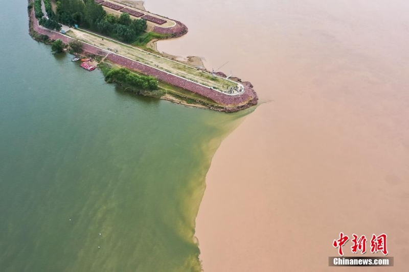 航拍“水上太极” 洛河黄河现一清一浊交汇盛景