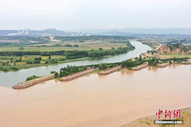 航拍“水上太极” 洛河黄河现一清一浊交汇盛景