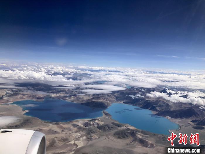 西藏阿里到拉萨航班途经的高原湖泊。　中新社记者 孙自法 摄