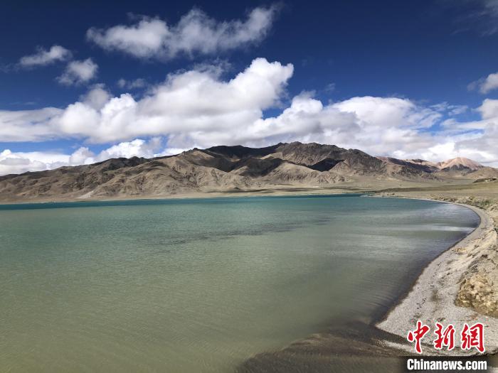 西藏阿里的高原湖泊别若错(又称别若则错)海拔约4470米。　中新社记者 孙自法 摄