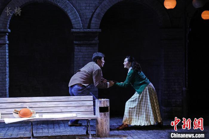“兩個人”的話劇《長椅》上演 北京人藝供圖
