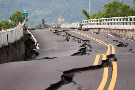 地震造成花蓮高寮大橋崩塌，橋面斷成好幾截，路面滿是裂痕。圖片來源：台灣《聯合報》記者余承翰攝。