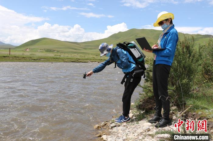 图为气象科研人员完成全省高寒湿地类型野外调查。　青海省气象局 供图