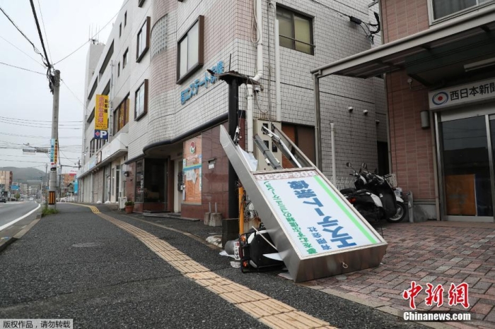 当地时间9月19日，日本鹿儿岛县，台风“南玛都”登陆过后，福冈街头部分设施遭毁。据报道，台风“南玛都”于18日19时左右在县鹿儿岛市附近登陆。九州电力公司称，截至当日18时，“南玛都”共造成九州地区超19万户居民停电。