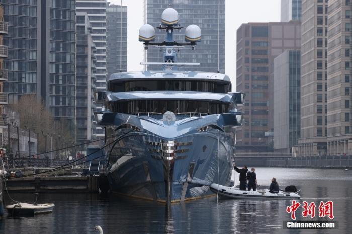 英国政府扣押一艘俄商人的超级游艇，价值3800万英镑(约人民币3.2亿元)。图片来源：视觉中国